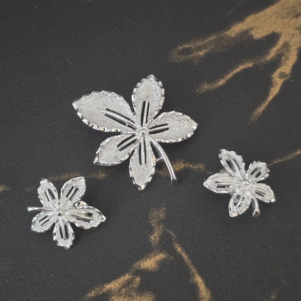 Vintage Sarah Coventry Silver Tone Leaf Brooch and Clip On Earrings Set Floral
